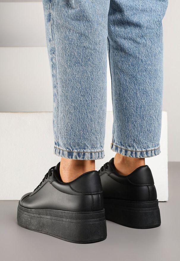 Renee - Czarne Basicowe Sneakersy na Platformie Milio. Okazja: na co dzień. Kolor: czarny. Obcas: na platformie