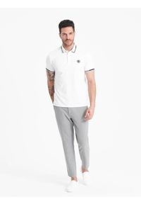 Ombre Clothing - Męska koszulka polo z elastanem z kontrastowymi elementami - biała V1. Okazja: do pracy, na co dzień. Typ kołnierza: polo. Kolor: biały. Materiał: elastan. Wzór: haft, paski. Styl: klasyczny, sportowy, casual #8
