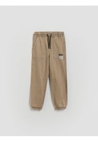 Reserved - Joggery z efektem sprania - zielony. Kolor: zielony. Materiał: bawełna, dzianina #1