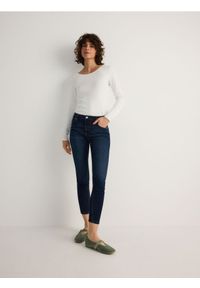 Reserved - Jeansy slim fit ze średnim stanem - granatowy. Kolor: niebieski. Materiał: jeans