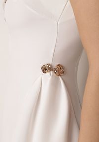 Born2be - Biała Elegancka Sukienka Bez Rękawów Zdobiona Przypinkami w Talii Rhaegina. Okazja: na co dzień. Kolor: biały. Długość rękawa: bez rękawów. Wzór: aplikacja. Typ sukienki: rozkloszowane, proste. Styl: elegancki #5