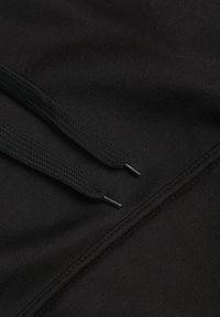 Born2be - Czarna Bluza z Kapturem Kasseia. Typ kołnierza: kaptur. Kolor: czarny. Materiał: dzianina, polar. Styl: klasyczny #5