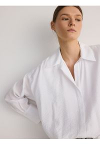 Reserved - Koszula oversize z wiskozą - biały. Kolor: biały. Materiał: wiskoza