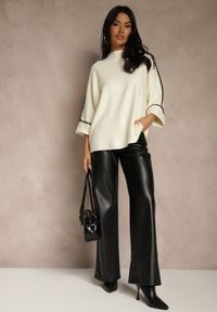 Renee - Jasnobeżowy Sweter Ozdobiony Lamówką na Rękawach Tusenna. Okazja: na co dzień. Kolor: beżowy. Materiał: jeans. Wzór: aplikacja. Styl: casual, elegancki, wizytowy #2