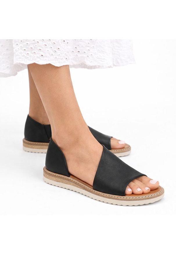 Sandały damskie Artiker, wykonane ze skóry naturalnej licowej z odkrytym przodem szerokimi paskami po bokach i przeszyciem wokół podeszwy, czarne, 46. Nosek buta: otwarty. Zapięcie: pasek. Kolor: czarny. Materiał: skóra. Sezon: lato. Styl: klasyczny