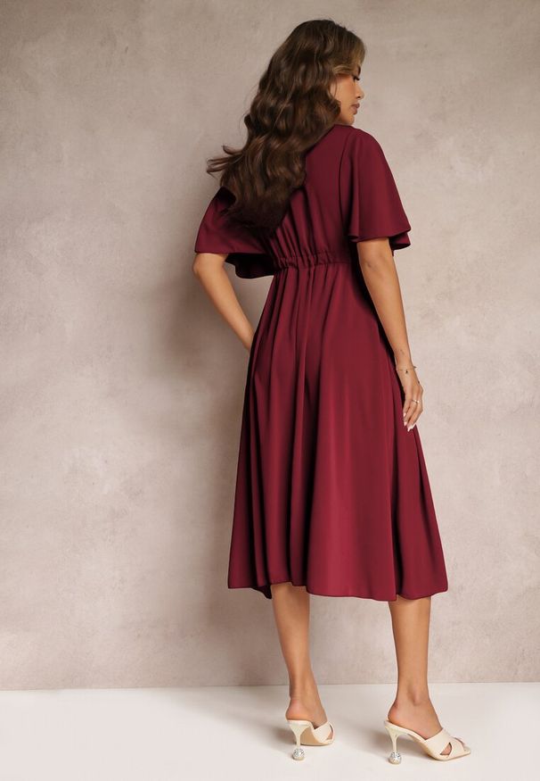 Renee - Bordowa Sukienka z Gumką w Talii Krótkim Rękawem i Kopertowym Dekoltem Kelila. Kolor: czerwony. Długość rękawa: krótki rękaw. Typ sukienki: kopertowe. Długość: midi