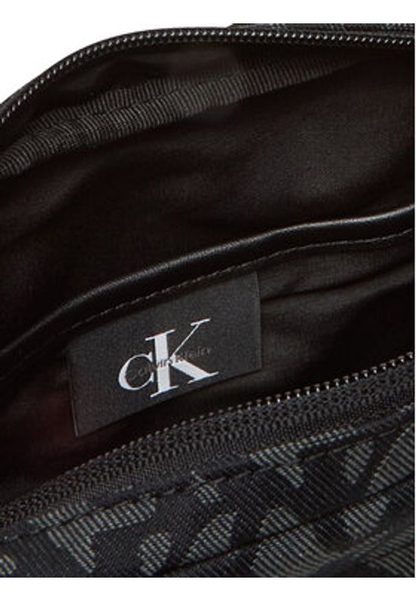 Calvin Klein Saszetka Slouched Monogram Mini Zip Fligh LV04G3175G Czarny. Kolor: czarny. Materiał: materiał
