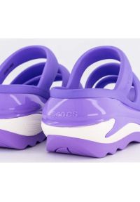 Chodaki Crocs Mega Crush Triple Strap 209842-5AJ fioletowe. Okazja: na plażę, na spacer. Kolor: fioletowy. Materiał: materiał. Wzór: paski. Sezon: lato. Styl: elegancki #4