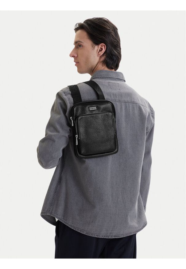 Guess Saszetka HMBOGS P6223 Czarny. Kolor: czarny. Materiał: skóra