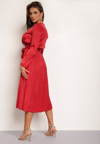 Renee - Bordowa Sukienka Thesamna. Kolor: czerwony. Materiał: satyna, materiał. Długość rękawa: długi rękaw. Typ sukienki: kopertowe. Styl: wizytowy. Długość: midi