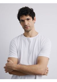 Reserved - T-shirt z merceryzowaną bawełną - biały. Kolor: biały. Materiał: bawełna