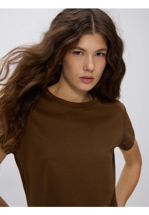 Reserved - T-shirt z domieszką jedwabiu - brązowy. Kolor: brązowy. Materiał: jedwab