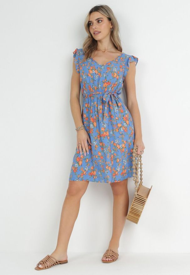 Born2be - Niebieska Sukienka z Gumką w Pasie z Wiskozy w Kwiaty Chrysa. Typ kołnierza: kołnierz z falbankami. Kolor: niebieski. Materiał: wiskoza. Wzór: kwiaty