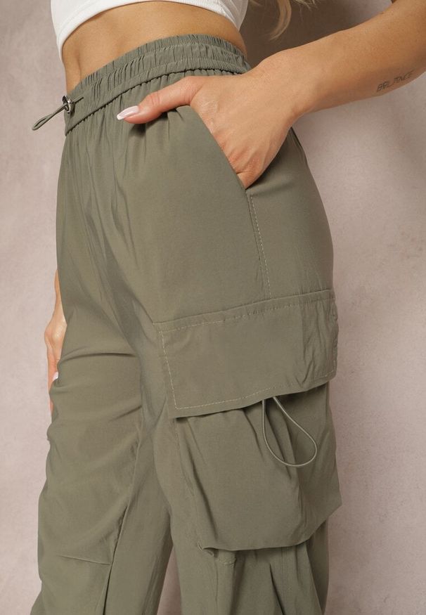 Renee - Ciemnozielone Bojówki Spodnie ze Ściągaczami i Gumką w Talii z Kieszeniami po Bokach Laverina. Kolor: zielony. Materiał: materiał. Styl: sportowy