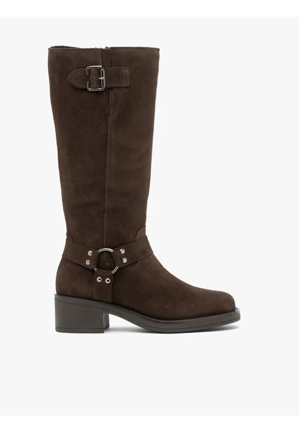Ryłko - Ciemnobrązowe kozaki biker boots ocieplane kożuchem. Zapięcie: klamry. Kolor: brązowy. Szerokość cholewki: normalna. Wzór: aplikacja. Materiał: welur, skóra. Sezon: zima. Obcas: na obcasie. Styl: rockowy, street. Wysokość obcasa: średni