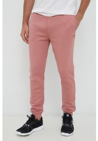Guess spodnie dresowe kolor różowy melanżowe. Kolor: różowy. Materiał: dresówka. Wzór: melanż