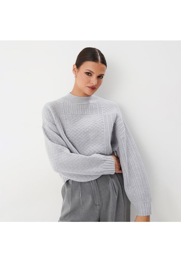 Mohito - Szary sweter z ozdobnym splotem - Jasny szary. Kolor: szary. Wzór: ze splotem