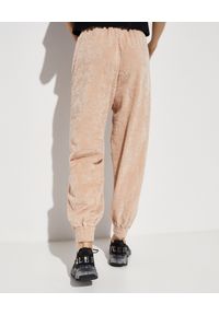Philipp Plein - PHILIPP PLEIN - Beżowe spodnie dresowe w monogram. Kolor: beżowy. Materiał: dresówka. Wzór: aplikacja #2