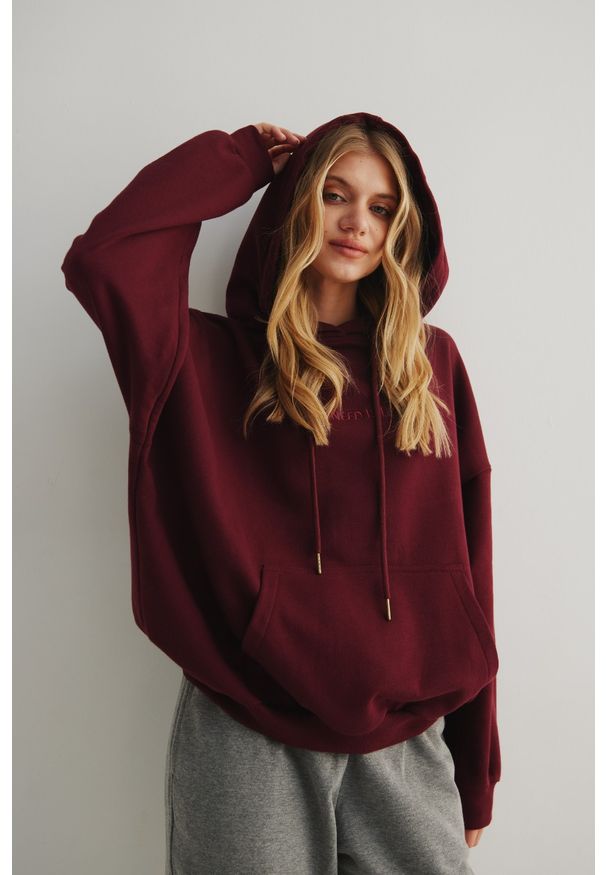 Marsala - Bluza z kapturem oraz HAFTEM w kolorze BURGUNDY- GARSON-UNI. Typ kołnierza: kaptur. Materiał: bawełna, dzianina, poliester, dresówka. Wzór: haft. Styl: sportowy