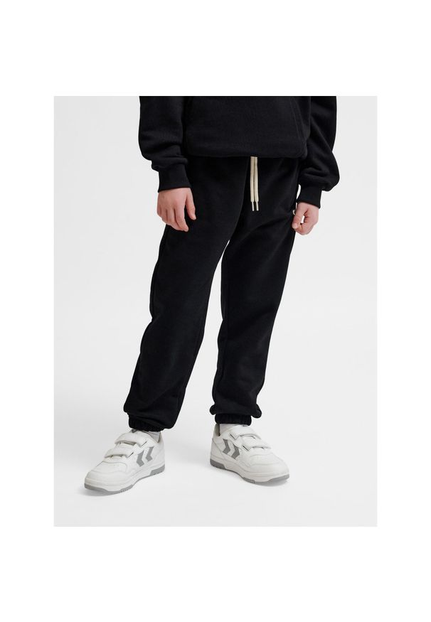 Spodnie dresowe dla dzieci Hummel Bee. Kolor: czarny. Materiał: dresówka. Sport: joga i pilates