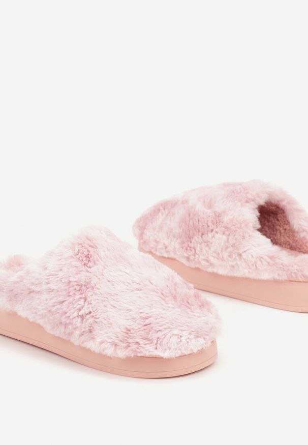 Born2be - Różowe Płaskie Kapcie Ozdobione Futerkiem Mailta. Okazja: do domu, na co dzień. Kolor: różowy. Materiał: futro. Wzór: aplikacja. Styl: casual, elegancki