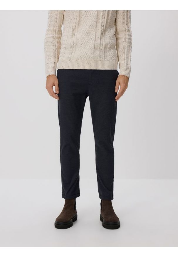 Reserved - Spodnie joggery - granatowy. Kolor: niebieski. Materiał: tkanina, bawełna