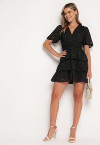 Born2be - Czarna Rozkloszowana Sukienka z Trójkątnym Dekoltem z Gumką w Pasie i Falbankami Crapia. Okazja: na spacer. Typ kołnierza: kołnierz z falbankami. Kolor: czarny. Długość rękawa: krótki rękaw. Styl: wizytowy #5
