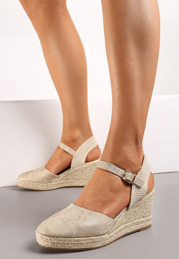 Born2be - Złote Sandały Espadryle na Koturnie z Noskiem z Imitacji Skóry Anirha. Okazja: na co dzień. Zapięcie: pasek. Kolor: złoty. Materiał: skóra. Sezon: lato. Obcas: na koturnie. Styl: elegancki, casual