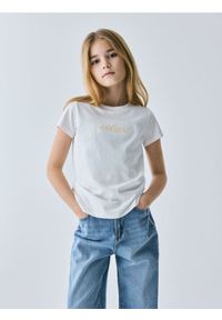 Reserved - T-shirt z haftem - złamana biel. Materiał: bawełna. Wzór: haft