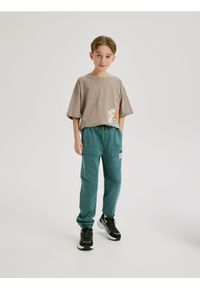 Reserved - Joggery z efektem sprania - morski. Kolor: morski. Materiał: dzianina, bawełna #1