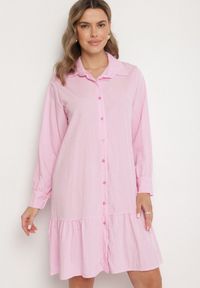 Born2be - Różowa Sukienka z Wiskozą o Koszulowym Kroju z Falbanką Penzedi. Okazja: na co dzień. Typ kołnierza: kołnierzyk klasyczny. Kolor: różowy. Materiał: wiskoza. Długość rękawa: długi rękaw. Typ sukienki: koszulowe. Styl: elegancki, casual, klasyczny #1
