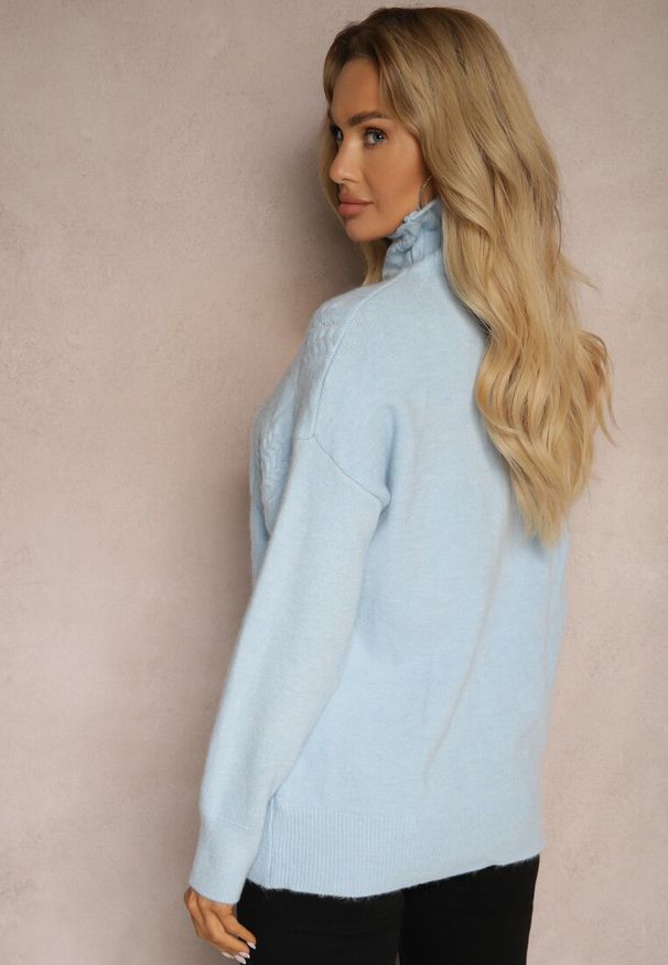 Renee - Jasnoniebieski Casualowy Golf z Tłoczonym Wzorem Daivyn. Okazja: na co dzień. Typ kołnierza: golf. Kolor: niebieski. Materiał: jeans. Wzór: aplikacja. Styl: casual