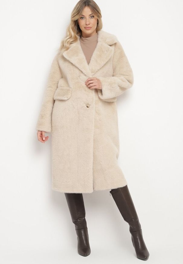 Born2be - Beżowy Futrzany Płaszcz Jednorzędowy z Kieszeniami Zapinany na Guziki Parilda. Okazja: na co dzień. Kolor: beżowy. Materiał: futro. Sezon: zima. Styl: casual, elegancki