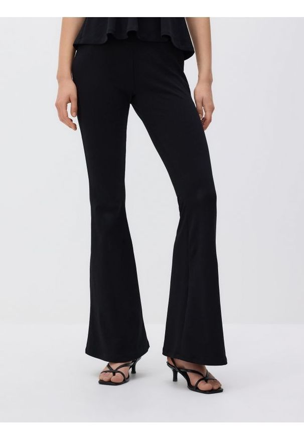 Reserved - Spodnie flare - czarny. Kolor: czarny. Materiał: dzianina