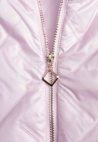 Renee - Różowa Pikowana Kurtka z Nieodpinanym Kapturem z Ozdobną Naszywką Chloreris. Okazja: na co dzień. Kolor: różowy. Materiał: poliester, jeans. Wzór: aplikacja. Sezon: wiosna. Styl: casual #6