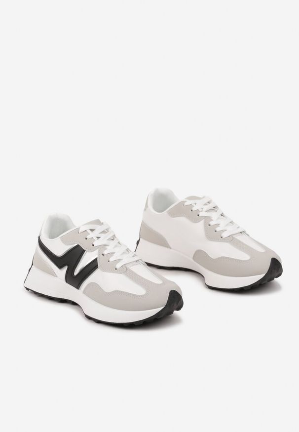 Renee - Szare Płaskie Sneakersy Ozdobione Geometrycznym Wzorem Rividi. Okazja: na co dzień. Kolor: szary. Materiał: jeans. Wzór: aplikacja, geometria