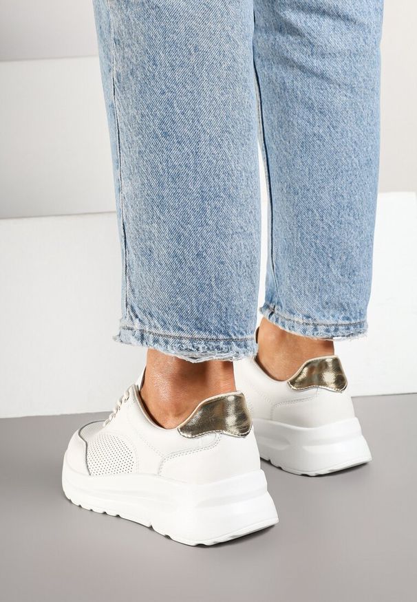 Born2be - Białe Skórzane Sneakersy z Metaliczną Wstawką Polamira. Okazja: na co dzień. Zapięcie: sznurówki. Kolor: biały. Materiał: skóra