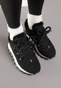 Renee - Czarne Sneakersy Typu Śniegowce na Tłoczonej Platformie Sierrna. Okazja: na co dzień, na spacer. Kolor: czarny. Materiał: skóra. Sezon: zima. Obcas: na platformie. Sport: turystyka piesza #7