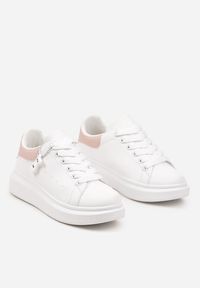 Born2be - Biało-Różowe Klasyczne Sneakersy z Ozdobną Zawieszką Tenevia. Okazja: na co dzień. Nosek buta: okrągły. Zapięcie: sznurówki. Kolor: biały #2