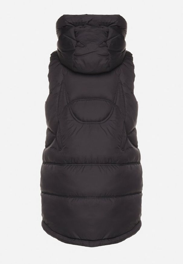 Born2be - Czarna Kamizelka Pikowana z Ozdobnym Suwakiem z Kapturem Fortisse. Okazja: na spotkanie biznesowe, na co dzień. Typ kołnierza: kaptur. Kolor: czarny. Styl: elegancki, casual, klasyczny, biznesowy