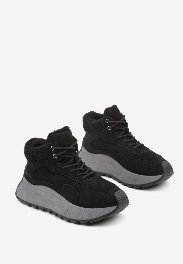 Born2be - Czarne Sneakersy Śniegowce Vices na Grubej Podeszwie Ozdobione Futerkiem i Napisem Nelinena. Okazja: na co dzień. Kolor: czarny. Materiał: futro. Wzór: aplikacja, napisy. Sport: golf