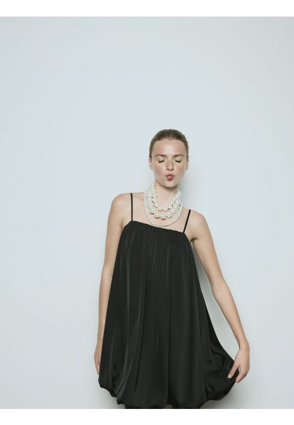 Reserved - Sukienka bombka - czarny. Kolor: czarny. Materiał: tkanina. Wzór: gładki. Typ sukienki: bombki