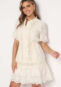 Born2be - Jasnobeżowa Bawełniana Ażurowa Sukienka w Stylu Boho z Falbanką i Paskiem Nelisse. Okazja: na co dzień. Typ kołnierza: kołnierz z falbankami. Kolor: beżowy. Materiał: bawełna. Wzór: ażurowy. Sezon: wiosna, lato. Styl: boho #1