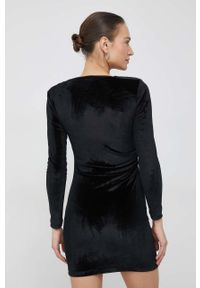 Answear Lab sukienka kolor czarny mini dopasowana. Kolor: czarny. Materiał: dzianina. Typ sukienki: dopasowane. Styl: wakacyjny. Długość: mini #2