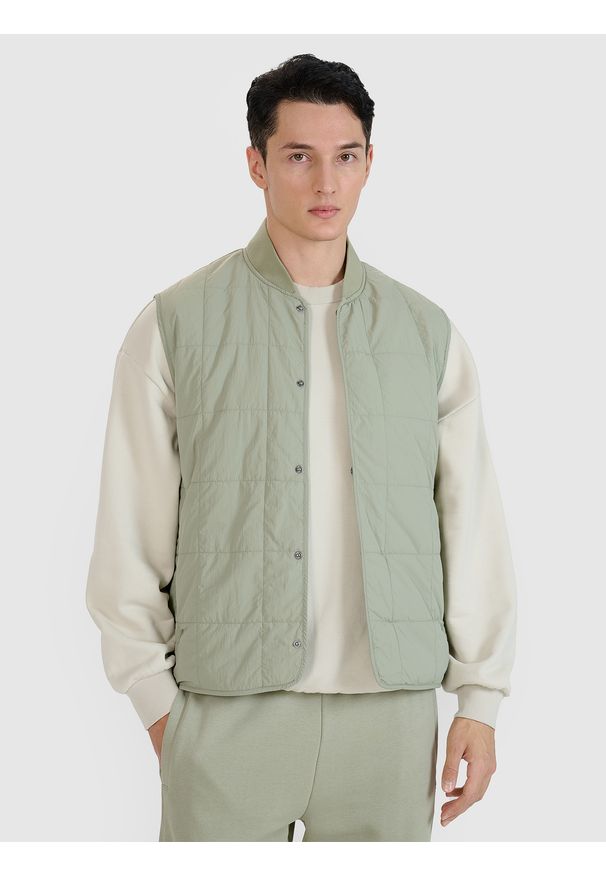 4f - 4F Bezrękawnik ze stójką męski - oliwkowy M. Okazja: na co dzień. Typ kołnierza: kołnierzyk stójkowy. Kolor: oliwkowy, wielokolorowy, brązowy. Materiał: syntetyk, materiał, tkanina. Długość rękawa: bez rękawów. Wzór: gładki. Styl: klasyczny, casual, sportowy