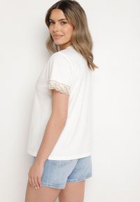 Born2be - Biały T-shirt z Bawełny Zdobiony Koronką z Cekinami Pollea. Okazja: na co dzień. Kolor: biały. Materiał: bawełna, koronka. Długość rękawa: krótki rękaw. Długość: krótkie. Wzór: aplikacja, koronka. Styl: klasyczny, casual