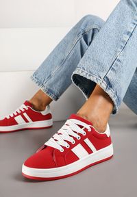 Renee - Czerwone Płaskie Sneakersy z Paskiem Quinesi. Okazja: na co dzień. Nosek buta: okrągły. Zapięcie: pasek. Kolor: czerwony. Materiał: jeans. Obcas: na płaskiej podeszwie #1