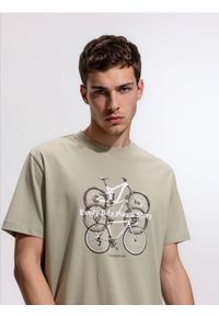 Reserved - T-shirt comfort z nadrukiem - jasnozielony. Kolor: zielony. Materiał: bawełna, dzianina. Wzór: nadruk #1