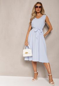 Renee - Jasnoniebieska Plisowana Sukienka Midi z Plisami na Dole i Paskiem w Talii Wrensilva. Kolor: niebieski. Materiał: materiał. Styl: elegancki. Długość: midi