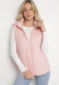 Born2be - Różowa Kamizelka z Geometrycznym Pikowaniem i Kapturem Koridi. Okazja: na co dzień, na spacer. Kolor: różowy. Materiał: jeans. Wzór: geometria. Styl: klasyczny, casual, sportowy #6